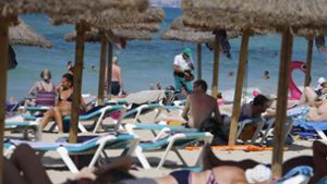 Trotz der Corona-Pandemie zieht es viele Menschen in den Urlaub. Dabei gibt es von Land zu Land aber unterschiedliche Regeln. Foto: dpa/Clara Margais