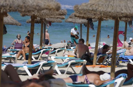 Trotz der Corona-Pandemie zieht es viele Menschen in den Urlaub. Dabei gibt es von Land zu Land aber unterschiedliche Regeln. Foto: dpa/Clara Margais
