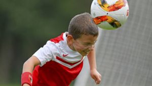 In einigen Ländern sind Kopfbälle im Kinder-Fußballtraining bereits verboten, weil man Gesundheitsschäden befürchtet (Symbolbild). Foto: imago/MIS/Bernd Feil/M.i.S.