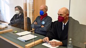 Wolfgang Ertel (mitte) mit seinen Anwälten vor Gericht. Foto: dpa/Felix Kästle