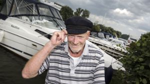 Roland Krietsch  verbringt die Rente als Hafenmeister mit    Boot vor der Haustür in Esslingen. Foto: Horst Rudel