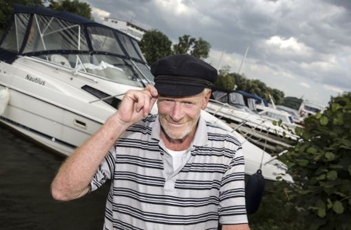Roland Krietsch  verbringt die Rente als Hafenmeister mit    Boot vor der Haustür in Esslingen. Foto: Horst Rudel