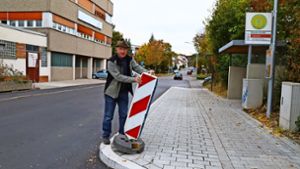 Ein Mann der Tat: Stadtrat Paul Rothwein hat am kritisierten Bushalt in der Hofener Straße  eine Warnbake aus seinem Fundus aufgestellt. Foto: Patricia Sigerist