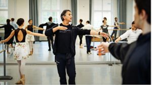 Tamas Detrich, der Intendant des Stuttgarter Balletts, verbringt gern Zeit im Ballettsaal – hier leitet er das morgendliche Training. Foto: Roman Novitzky/RN