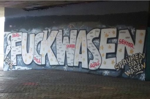 Deutlicher geht’s nicht: Ein Sprayer sprüht „Fuckwasen“ an eine Wand der Hall of Fame. Foto: Screenshot  Twitter @Reimi0501