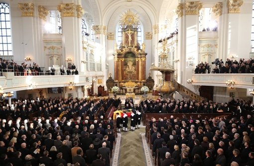 Viele prominente Politiker verabschiedeten Helmut Schmidt bei der Trauerfeier in Hamburg. Foto: dpa