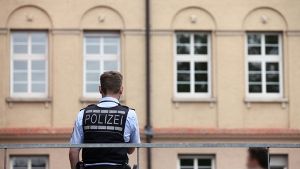 Ein Polizist steht im Mai 2015 in Nürtingen vor einer Schule, in der ein Mädchen in der Toilette überfallen und gefesselt wurde. Foto: dpa