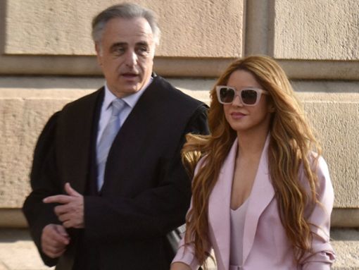 Prozess abgewendet: Sängerin Shakira am Montag in Barcelona mit einem ihrer Anwälte. Foto: IMAGO/ABACAPRESS