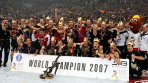 Im Jahr 2007 jubelte das deutsche Handball-Team bei der Heim-WM. In unserer Bildergalerie erinnern wir an den historischen Titelgewinn der Mannschaft von Bundestrainer Heiner Brand. Foto: dpa