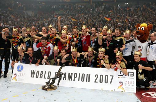 Im Jahr 2007 jubelte das deutsche Handball-Team bei der Heim-WM. In unserer Bildergalerie erinnern wir an den historischen Titelgewinn der Mannschaft von Bundestrainer Heiner Brand. Foto: dpa