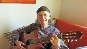 Sergio Vesely mit Gitarre in seinem Zuhause in Denkendorf Foto: /Ulrike Rapp-Hirrlinger