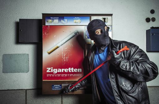 Die Täter konnten den Zigarettenautomaten nicht knacken. (Symbolbild) Foto: imago/Future Image/imago stock&people