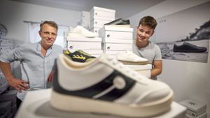 Timo (links)  und Jan Reyser  sind vollends überzeugt von ihren Schuhen aus veganem Leder. Foto: Gottfried Stoppel