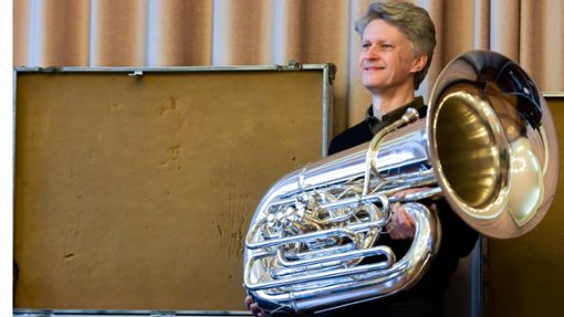 Herbert Waldner faszinieren seit seiner Jugend die Bassklänge der Tuba. Foto: LICHTGUT/Max Kovalenko