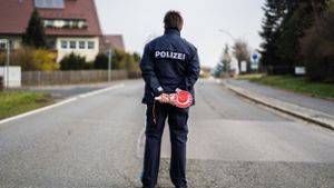 Ein Polizist kontrolliert die Ortsein- und ausfahrt im bayrischen Mitterteich. Foto: dpa/Nicolas Armer