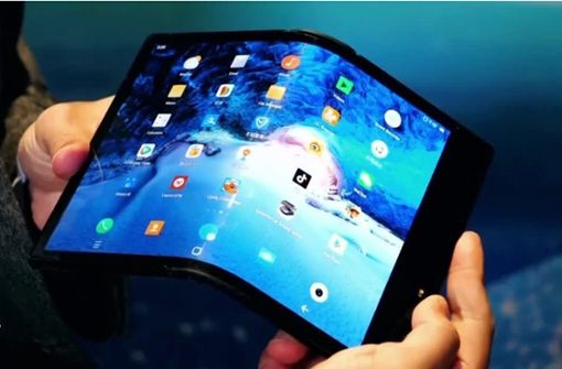 Aus einem Tablet wird durch das Falten ein Smartphone. Foto: Glomex/Pro7