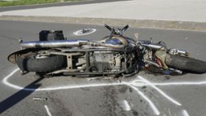 Der 54-Jährige Biker war  bei dem Unfall von der Maschine gestürzt. Foto: dpa