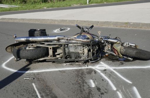 Der 54-Jährige Biker war  bei dem Unfall von der Maschine gestürzt. Foto: dpa