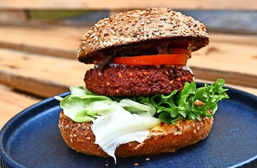 Burger gibt es auch in großer Auswahl ohne Fleisch.  Die Umstellung auf eine vegetarische Ernährung scheint heute so leicht wie nie. Foto: dpa-Zentralbild