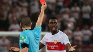 Er kann’s kaum fassen: Maxime Awoudja (re.) sieht im Spiel des VfB Stuttgart gegen Hannover 96 unberechtigterweise die Gelb-Rote Karte. Foto: Baumann