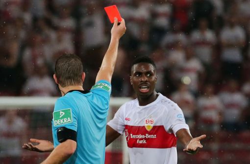 Er kann’s kaum fassen: Maxime Awoudja (re.) sieht im Spiel des VfB Stuttgart gegen Hannover 96 unberechtigterweise die Gelb-Rote Karte. Foto: Baumann