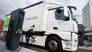 E-Lastwagen brauchen Hochleistungsladepunkte. Jetzt sollen die ersten grünen Tankstellen entlang Autobahnen im Südwesten gebaut werden. Foto: dpa/Marijan Murat