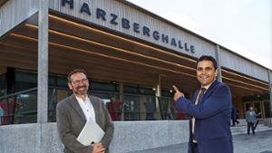 Architekt Michael Jöllenbeck (links) und Bürgermeister Ralf Zimmermann freuen sich mit den Bürgern über die fertiggestellte Halle. Foto: avanti