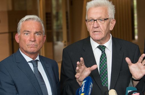 Regierungschef Winfried Kretschmann (re., Grüne) und sein Stellvertreter Thomas Strobl (CDU) wollen Zusagen der Wirtschaft. Foto: dpa