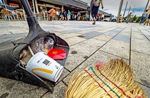 Einfach weggeworfen: ein Straßenreiniger kehrt in der Böblinger Bahnhofstraße einen Pappbecher auf. Foto: factum/Weise