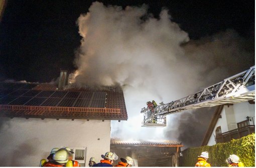 Die Feuerwehr konnte ein Übergreifen der Flammen auf das Haus nicht verhindern. Foto: SDMG