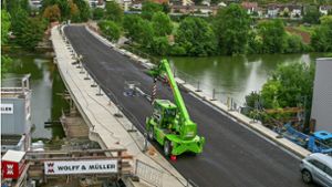 Die Arbeiten an der neuen Esslinger Neckarbrücke gehen in den Endspurt. Nach der Entscheidung im Gemeinderat können die künftigen Namensschilder bestellt werden. Foto: Roberto Bulgrin