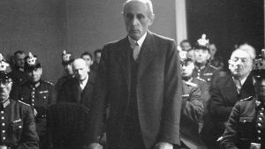 Eugen Bolz im Dezember 1944 vor Hitlers Volksgerichtshof – aufrecht! Foto: Bundesarchiv