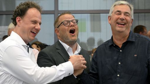 Große Freude am Wahlsonntag bei Nico Lauxmann (Mitte), Matthias Knecht aus Ludwigsburg (links) und Landrat Dietmar Allgaier. Foto: Peter Mann