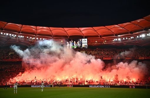 Die Pyro-Shows seiner Anhänger wie beim Relegationsspiel gegen den Hamburger SV kommen den VfB teuer zu stehen. Foto: dpa/Tom Weller