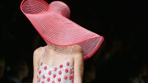 Rot ist immer ein Hingucker. So auch bei der Schau von Giorgio Armani zum Abschluss der Mailänder Fashion Week. Foto: Getty Images