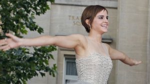 Kommt her und lasst euch alle zum Abschied umarmen: Pünktlich zum Erscheinen von Hermine-Darstellerin Emma Watson riss der dunkle Himmel über der englischen Hauptstadt auf und die Sonne zeigte sich. Foto: AP
