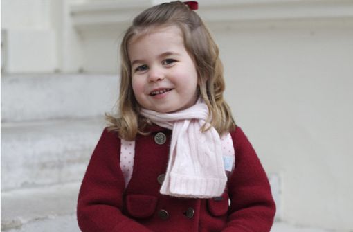 Von der Mama fotografiert: Prinzessin Charlotte an ihrem ersten Kindergartentag. Foto: Duke and Duchess of Cambridge/AP