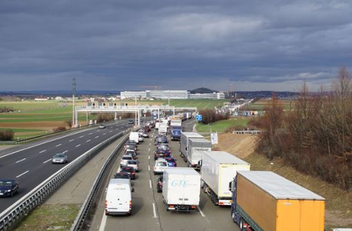 Die A81 Richtung Heilbronn war nach einem Unfall kurzzeitig voll gesperrt. Foto: SDMG