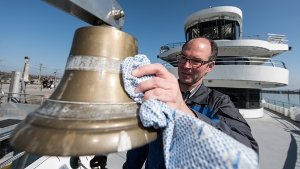 Schiffsführer Christoph Rimmele poliert im Hafen von Konstanz die Schiffsglocke des Ausflugsschiffes „Überlingen“. Foto: dpa