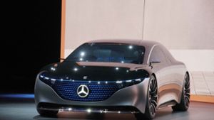 Die Luxuslimousine von Daimler „Mercedes-Benz EQS“ rollt im schnittigen Grauschwarz mit leuchtendem Stern heran. Foto: Andreas Rosar/Fotoagentur-Stuttg