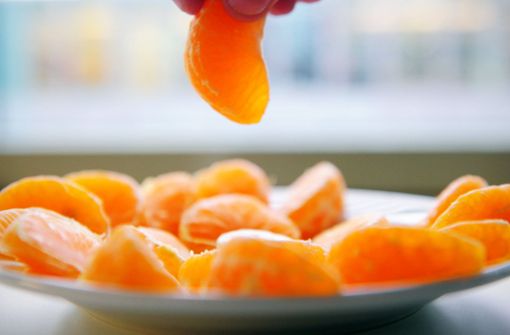 Nicht nur gesund, sondern auch noch praktisch-mundgerecht: Die Schnitze von Mandarine und Clementine. Foto: dpa