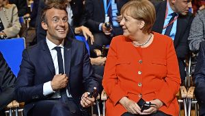 Frankreichs Staatspräsident Emmanuel Macron und Bundeskanzlerin Angela Merkel haben offenbar Spaß am Buchevent. Foto: Getty Images Europe