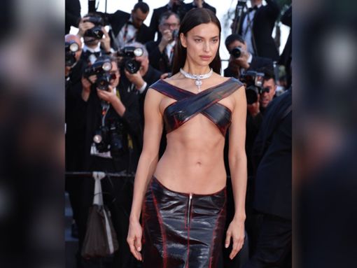 Genau richtig oder einfach unpassend? Irina Shayk polarisiert mit ihren gewagten Outfits bei den Filmfestspielen in Cannes. Foto: imago/MediaPunch