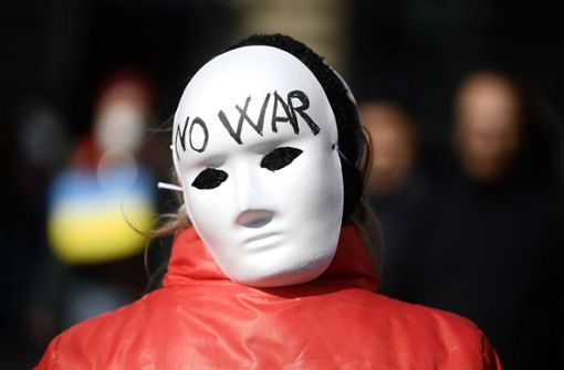 Eine Römerin demonstriert am 5. März mit Maske gegen den russischen Angriffskrieg auf die Ukraine. Foto: AFP/Filipp Monteforte