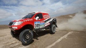 Das deutsch-südafrikanische Duo Dirk von Zitzewitz und Giniel de Villiers hat bei der neunten von 13 Etappen der Rallye Dakar viel Zeit verloren. Foto: dpa