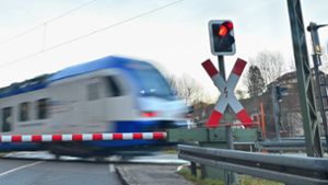 Zehn Menschen werden bei einem Unfall an einem Bahnübergang leicht verletzt (Symbolbild). Foto: IMAGO/Rolf Poss/IMAGO/Rolf Poss