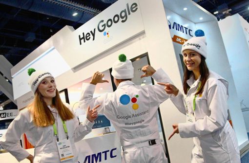 Google wirbt überall in Las Vegas für seinen elektronischen Sprachassistenten, auch mit weiß gekleideten jungen Zipfelmützenträgern, die auf der Messe herumalbern. Foto: imago