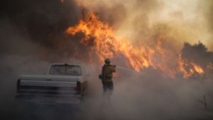 Ein Feuerwehrmann ist beim Silverado Fire im Einsatz. Vier von fünf Naturkatastrophen sind nach einer Studie des Roten Kreuzes in den vergangenen zehn Jahren auf extremes Wetter und die Folgen der Klimakrise zurückgegangen. Dazu gehören Unwetter, Überschwemmungen und Hitzewellen. Foto: Jae C. Hong/AP/dpa
