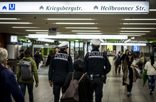 Polizeibeamte in der Arnulf-Klett-Passage am Stuttgarter Hauptbahnhof (Symbolbild). Foto: Lichtgut/Max Kovalenko