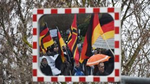 Der Demonstrationszug des islam- und flüchtlingsfeindlichen Pegida-Ablegers „Karlsruhe wehrt sich“ gegen den Südwestrundfunk (SWR)  protestierte am Samstag in Mainz. Foto: dpa